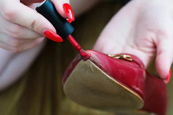 Mujer Caucásica Repara Zapato Cuero Viejo Con Dedo Del Pie Fotos De Stock
