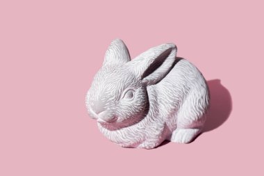 Pembe arka planda beyaz paskalya tavşanı. Paskalya sembolü