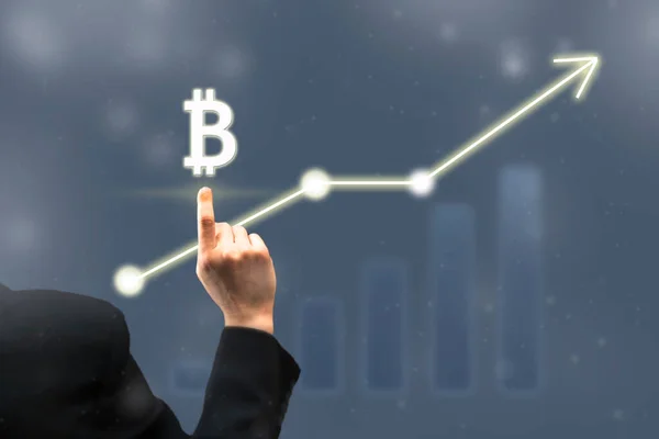 Hombre Negocios Apuntando Icono Bitcoin Digital Gráfico Diagrama Gráfico Los Fotos De Stock Sin Royalties Gratis