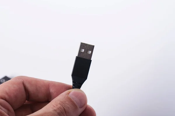 Business Man Mano Tenendo Filo Collegamento Cavo Usb Nero Sfondo — Foto Stock