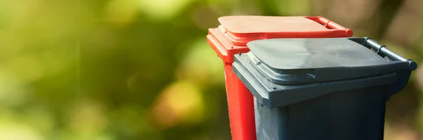 Dua Tempat Sampah Latar Belakang Alam Hijau Memisahkan Dan Menyortir — Stok Foto