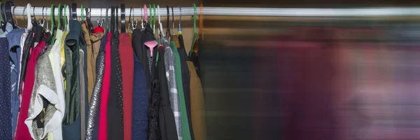 Панорамное Знамя Шкаф Одеждой Висящей Разных Цветных Вешалках Красочная Одежда — стоковое фото