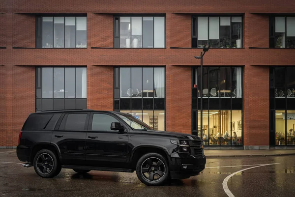 Svart Chevrolet Tahoe Moskva — Stockfoto