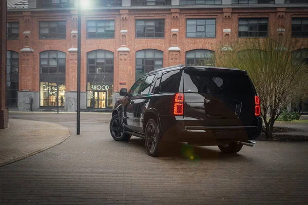 Zwarte Chevrolet Tahoe Moskou — Stockfoto