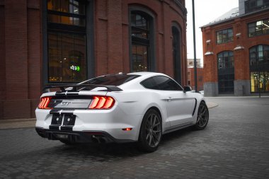 White Ford Mustang GT