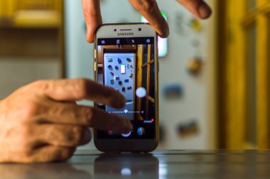 Cep telefonlu beyaz adam.