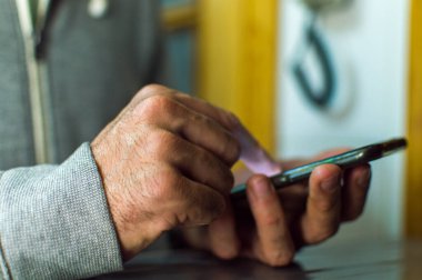 Cep telefonlu beyaz adam.