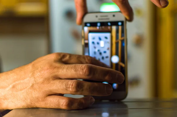 Bílý Muž Mobilním Telefonem — Stock fotografie