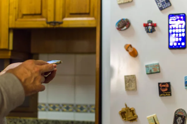 Cep telefonlu beyaz adam.