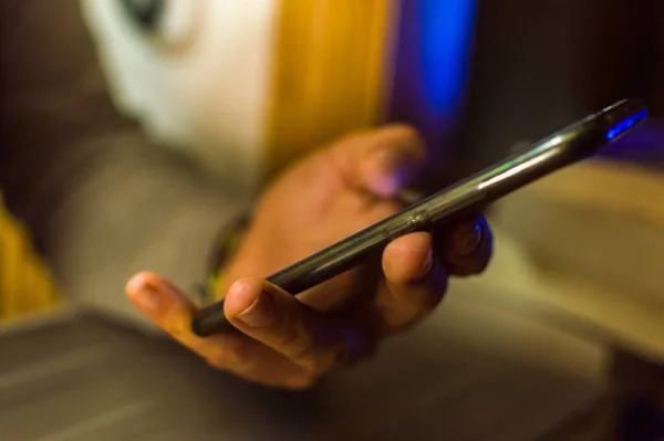 Cep telefonlu beyaz adam.