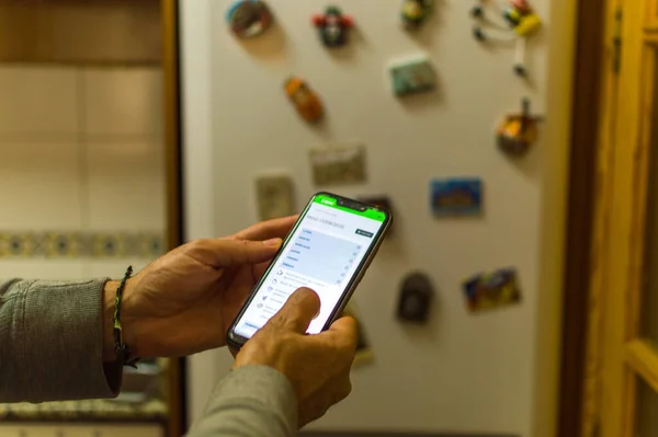 Cep telefonlu beyaz adam yemeğe hazır.