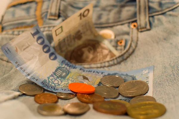 Farklı ülkelerden kot pantolon için banknotlar ve madeni paralar: Polonya zlotileri, Macaristan forinti, Fas dirhemi, Çek tacı, avro ...