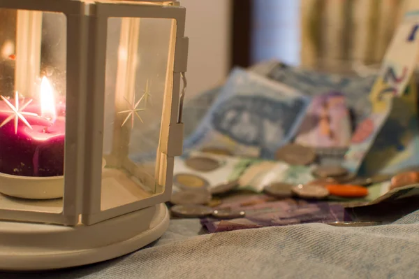 Farklı ülkelerden kot pantolon için banknotlar ve madeni paralar: Polonya zlotileri, Macaristan forinti, Fas dirhemi, Çek tacı, avro ...