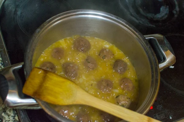 İspanyol yemekleri pişiriliyor ve yenmeye hazır.