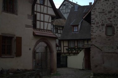 Noel süsleri Noel pazarında toplar, ışıklar ve evlerle