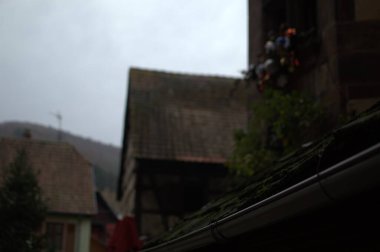 Noel süsleri Noel pazarında toplar, ışıklar ve evlerle