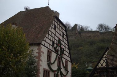 Noel süsleri Noel pazarında toplar, ışıklar ve evlerle