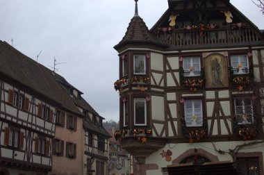 Noel süsleri Noel pazarında toplar, ışıklar ve evlerle