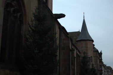 Noel süsleri Noel pazarında toplar, ışıklar ve evlerle