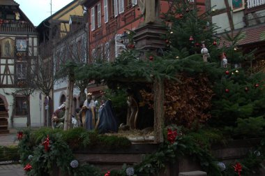 Noel süsleri Noel pazarında toplar, ışıklar ve evlerle