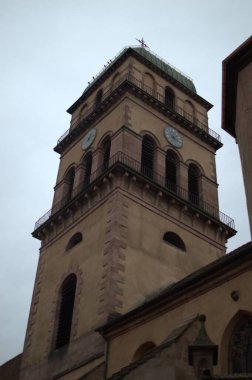 Noel süsleri Noel pazarında toplar, ışıklar ve evlerle