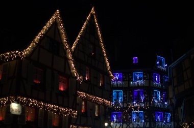 Noel süsleri Noel pazarında toplar, ışıklar ve evlerle