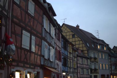 Noel süsleri Noel pazarında toplar, ışıklar ve evlerle