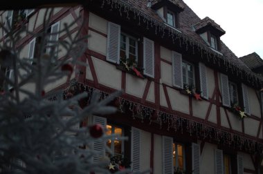 Fransa 'da Noel süsleri, toplar, ışıklar ve evlerle