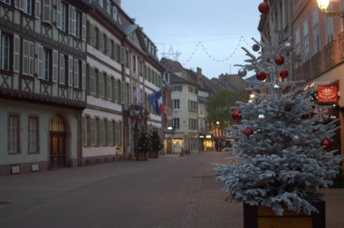 Fransa 'da Noel süsleri, toplar, ışıklar ve evlerle