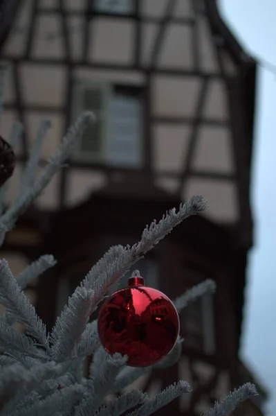 Weihnachtsdekoration Auf Dem Weihnachtsmarkt Mit Kugeln Lichtern Und Häusern — Stockfoto