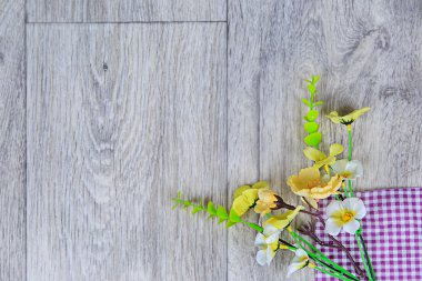 Damalı mor ile küçük çiçekler