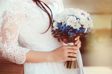Gelin düğün buketi ile