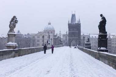 Karlı sisli Prague Old Town yukarıda Nehri Vltava gelen Charles Bridge, Çek Cumhuriyeti