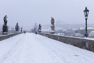 Karlı sisli Prag Charles Köprüsü ile Barok, heykeller, Çek Cumhuriyeti