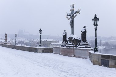 Karlı sisli Prag Charles Köprüsü ile Barok, heykeller, Çek Cumhuriyeti
