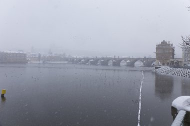 Gotik Kalesi ve Charles Köprüsü, Çek Cumhuriyeti ile karlı sisli Prag Lesser Town