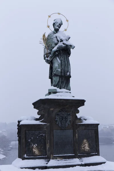 Zasněžené mlhavé Pražský Karlův most s barokní sochy, Česká republika — Stock fotografie