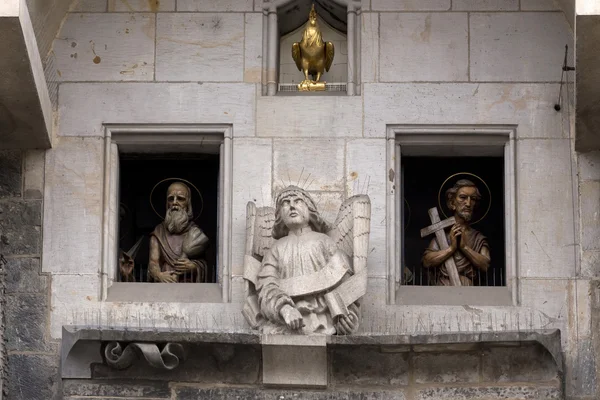 Statues d'apôtres de l'horloge astronomique médiévale historique à Prague sur la vieille mairie, République tchèque — Photo