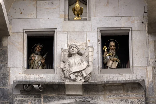 Statues d'apôtres de l'horloge astronomique médiévale historique à Prague sur la vieille mairie, République tchèque — Photo
