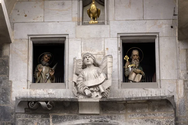 Beelden van de apostelen van historische middeleeuwse astronomische klok in Praag op Old Town Hall, Tsjechië — Stockfoto