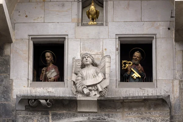 Apostelstatuen aus der historischen mittelalterlichen astronomischen Uhr in Prag auf dem alten Rathaus, Tschechische Republik — Stockfoto