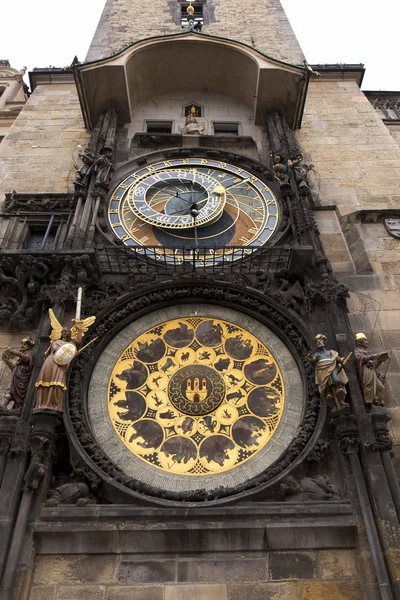 Reloj astronómico medieval histórico en Praga en el casco antiguo de la ciudad, República Checa — Foto de Stock