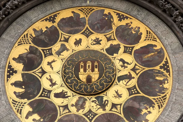 Részlet a történelmi középkori csillagászati óra Prága a régi városháza, Cseh Köztársaság — Stock Fotó