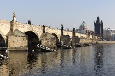 Karlı ve sisli Prague Old Town ile Charles Bridge, Çek Cumhuriyeti