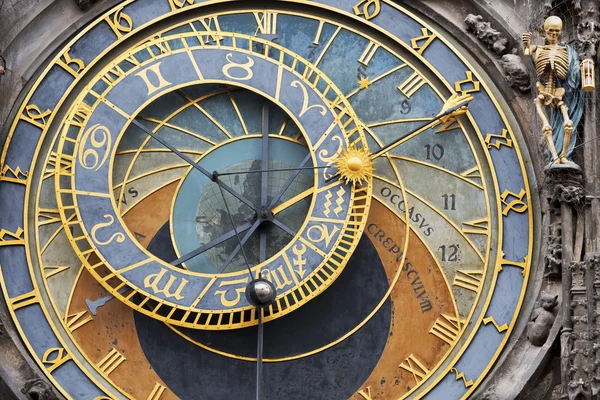 Détail de l'horloge astronomique médiévale historique à Prague sur la vieille mairie, République tchèque — Photo