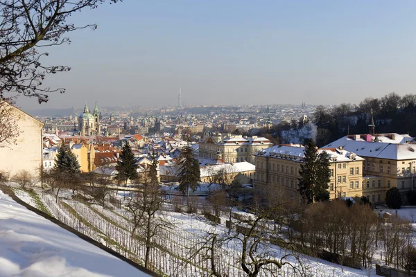 Romantische verschneite Stadt Prag, Tschechische Republik — Stockfoto