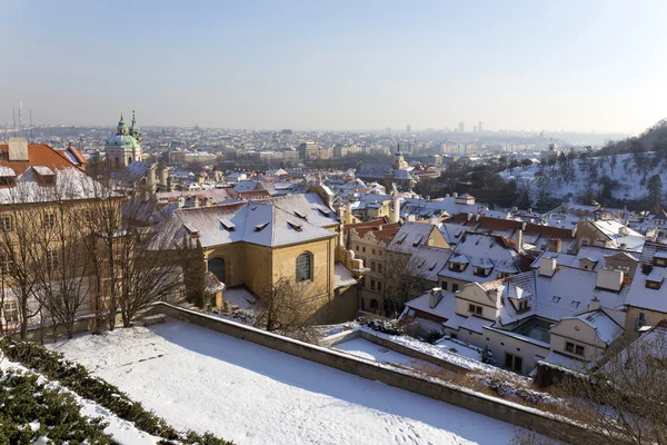 Romántica ciudad nevada de Praga, República Checa —  Fotos de Stock