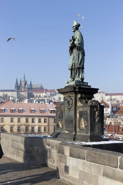 Zimowe Prague City z gotyckiego zamku w słoneczny dzień, Republika Czeska — Zdjęcie stockowe