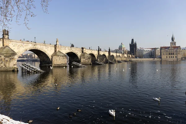 Sníh a mlha Praha Staré město s Karlův most, Česká republika — Stock fotografie