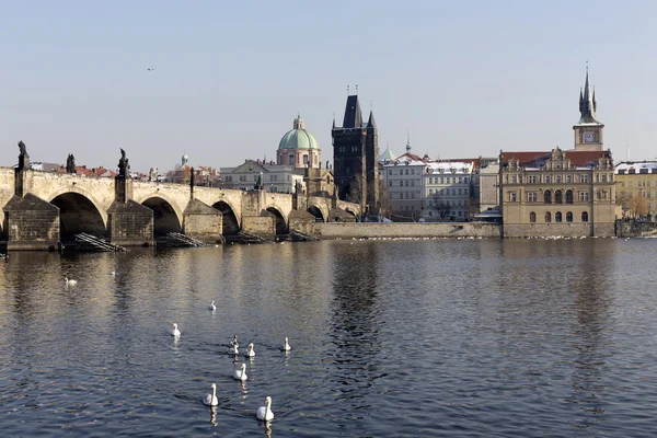 Vieille ville de Prague enneigée et brumeuse avec pont Charles, République tchèque — Photo